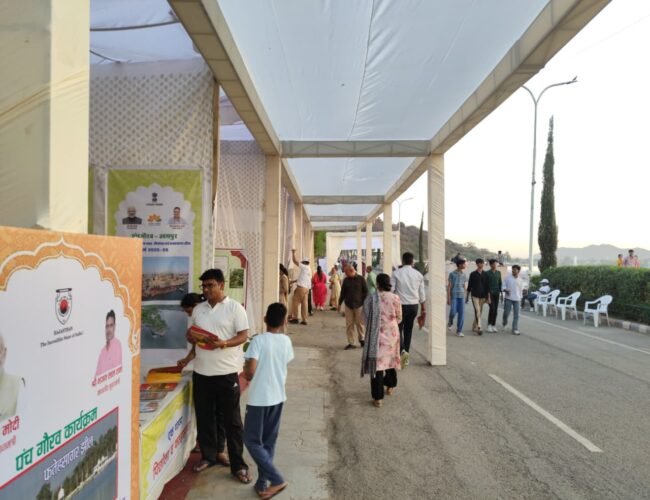 नवोदित कवियों और गायन कलाकारों के प्रस्तुतियों के साथ पंच गौरव प्रदर्शनी का समापन