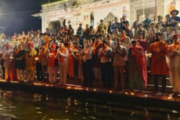 राजस्थान दिवस सप्ताह : जनप्रतिनिधियों, अधिकारियों संग आमजन ने पिछोला झील किनारे की महाआरती