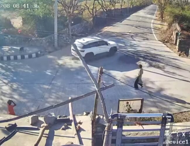 दमाशों ने दिन दहाडे किया बुजुर्ग का अपहरण, जमकर की मारपीट