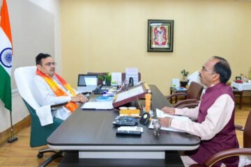 सांसद डॉ रावत की मुख्यमंत्री से भेंट, जनजाति क्षेत्र की समस्याओं के समाधान को लेकर चर्चा की