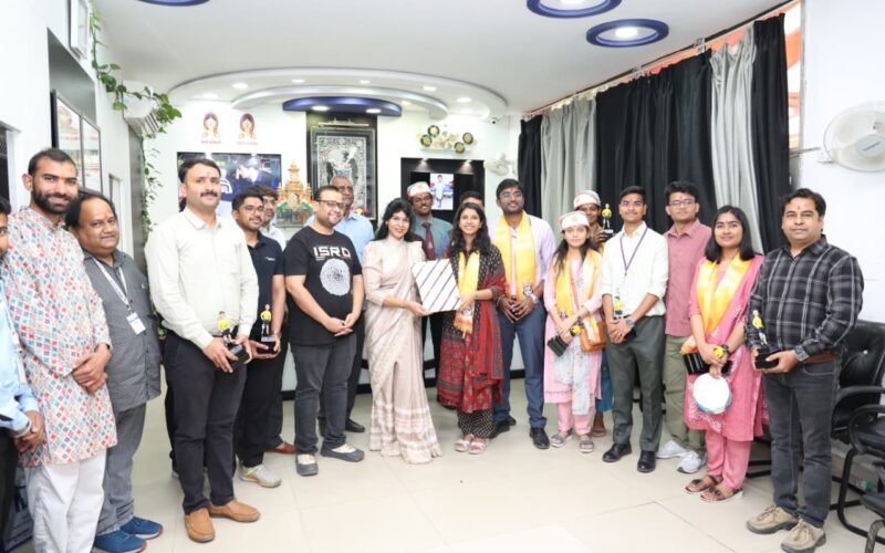 आईएएस प्रशिक्षु अधिकारियों ने नारायण सेवा संस्थान में सेवा कार्यों को देखा