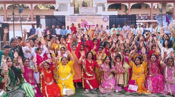 म्हारी घूमर के रंग, मस्ती के संग — देवीशक्ति के आह्वान में झूम उठीं महिलाएँ