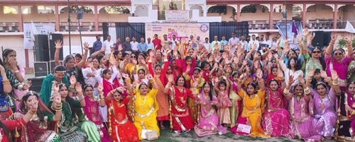 म्हारी घूमर के रंग, मस्ती के संग — देवीशक्ति के आह्वान में झूम उठीं महिलाएँ