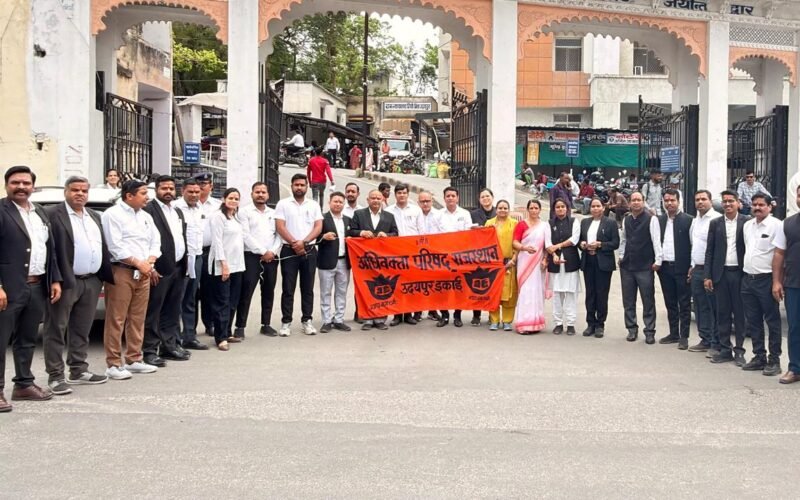 न्यायालय परिसर के मुख्य द्वार पर मनाया हिन्दू नववर्ष, अधिवक्ता परिषद् तिलक लगाकर व नवकोपल प्रदान कर दी मंगलकामनाएं