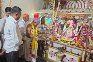 नौ कन्याओं का पूजन कर माता के दरबार में हुई नौ दिवसीय घट स्थापना