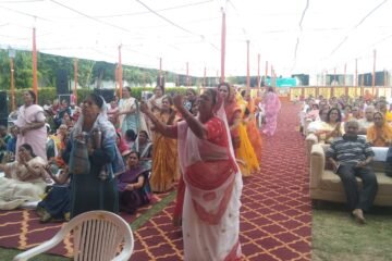 सात दिवसीय भागवत कथा सम्पन्न,कथा श्रवण करनें उमड़ी भीड़