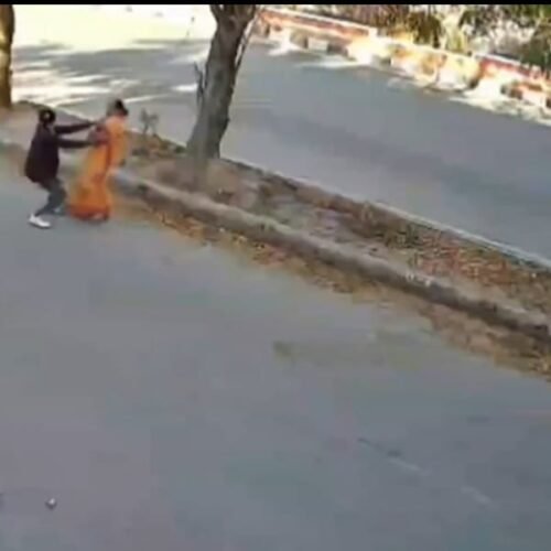 मंदिर से लौट रही महिला के साथ दिनदहाडे चैन स्नेचिंग की घटना