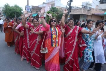 भगवान महावीर के जयकारों के साथ उपनगरीय क्षेत्र में निकली भव्य शोभायात्रा