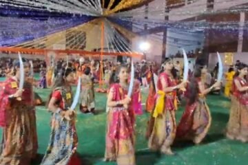 नववर्ष महोत्सवः शस्त्र पूजन, कन्या पूजन और ’दशावतार’ नृत्य नाटिका के साथ संपन्न हुआ भव्य ’सशस्त्र गरबा’