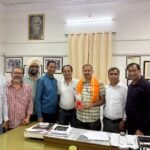 सेंट पाॅल स्कूल के 88 बैच का किया प्राचार्य जैन का सम्मान