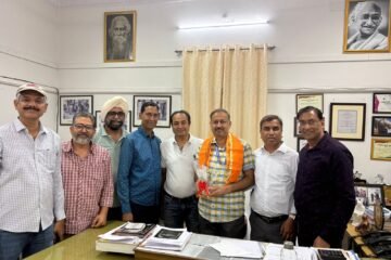 सेंट पाॅल स्कूल के 88 बैच का किया प्राचार्य जैन का सम्मान