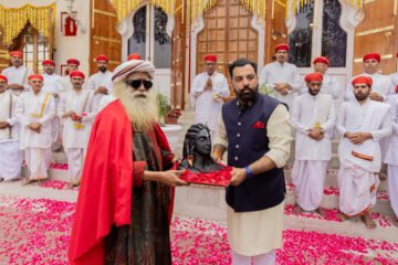 सद्गुरु का डॉ. लक्ष्यराज सिंह मेवाड़ को आशीर्वाद