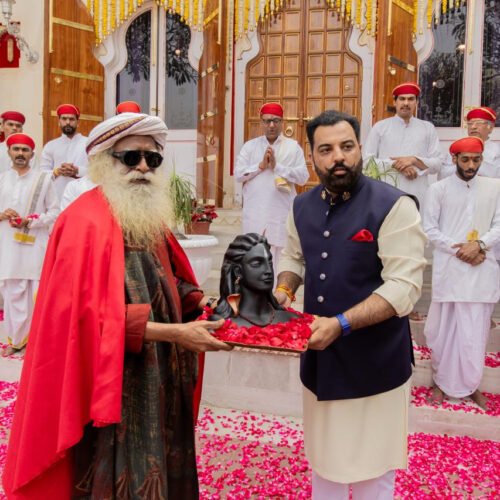 सद्गुरु का डॉ. लक्ष्यराज सिंह मेवाड़ को आशीर्वाद