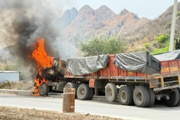 हाईवे पर चलते ट्रेलर में लगी आग