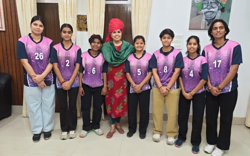 अंतर्राष्ट्रीय महिला दिवस पर उदयपुर संभागीय आयुक्त का अभिनंदन