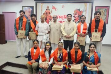 योगनृत्य में किया विभिन्न योगासनों का प्रदर्शन