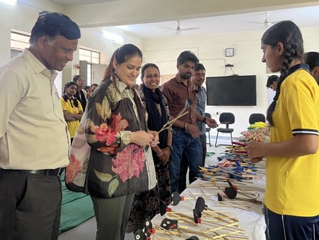 पेपर से बनी टॉयज, दिलों में बसी खुशियां महात्मा गांधी स्कूल में आर्ट वर्कशॉप का  समापन