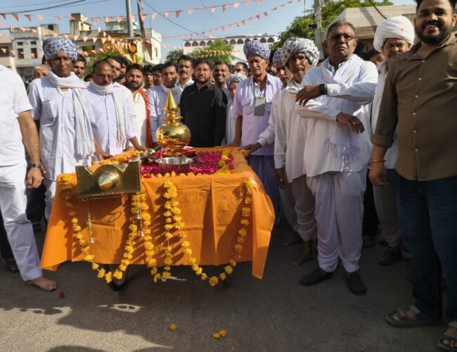 डांगी समाज ने श्री धर्मराज बावजी मंदिर पर चढ़ाया स्वर्ण कलश