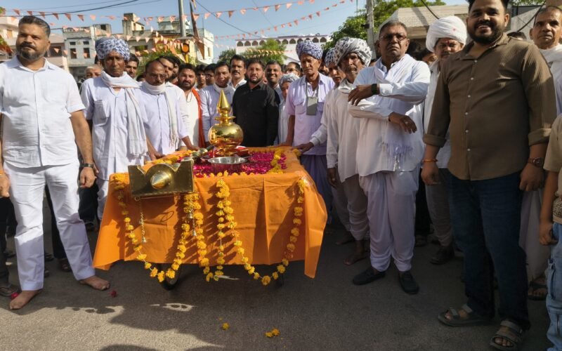 डांगी समाज ने श्री धर्मराज बावजी मंदिर पर चढ़ाया स्वर्ण कलश