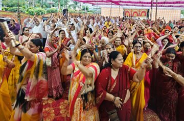 धूमधाम से मनाया गया कृष्ण जन्मोत्सव, भक्ति में झूमे श्रद्धालु