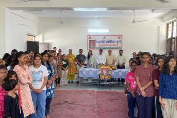 महात्मा ज्योतिबा फूले को किया नमन, आदर्श अपनाने का संकल्प