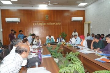 संभागीय आयुक्त की अध्यक्षता में हुई आरएनटी मेडिकल कॉलेज की आरएमआरएस बैठक