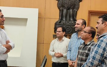 रेसला ने किया जिला कलक्टर का अभिनंदन