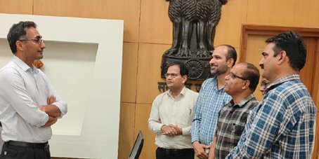 रेसला ने किया जिला कलक्टर का अभिनंदन