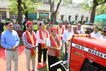 विश्वविद्यालय द्वारा चार नये ट्रेक्टरों का लोकार्पण