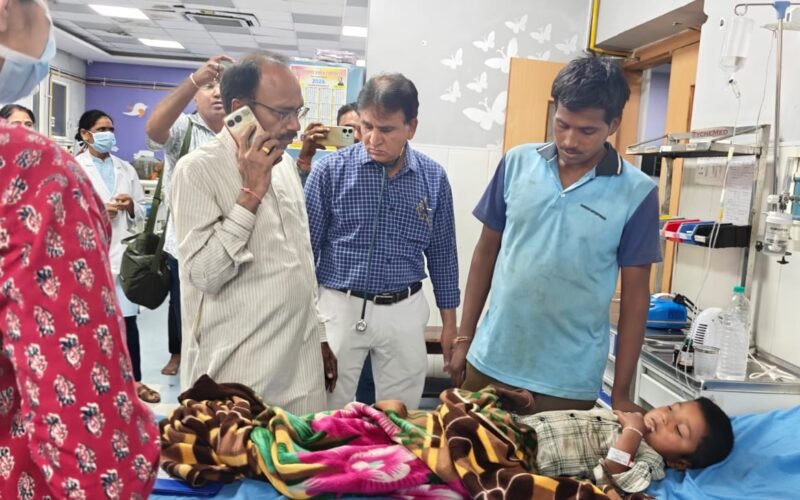 अज्ञात बीमारी से पीडित बच्चों के स्वास्थ्य की जानकारी लेने सांसद डॉ रावत अस्पताल पहुंचे