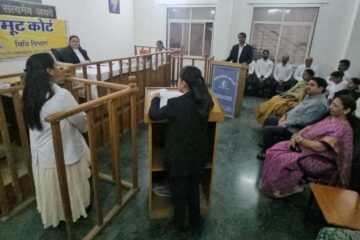 विद्यापीठ – विधि महाविद्यालय में मूट कोर्ट का हुआ आयोजन – विद्यार्थियों ने प्रस्तुत की न्यायिक प्रक्रिया की झलक