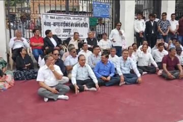 हाईकोर्ट बैंच की मांग का लेकर अधिवक्ताओं ने किया न्यायिक कार्यो का बहिष्कार