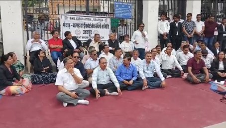 हाईकोर्ट बैंच की मांग का लेकर अधिवक्ताओं ने किया न्यायिक कार्यो का बहिष्कार