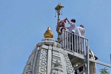 आदिनाथ भगवान मंदिर में सत्तरभेदी पूजा व ध्वजा परितर्वन समारोह सम्पन्न