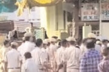 कृषि मंडी में चला बुलडोजर, हटाया अतिक्रमण