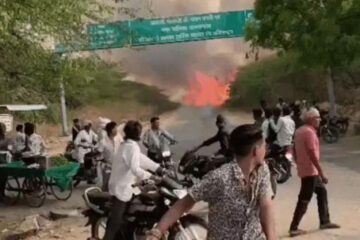 वल्लभनगर के जंगल में भीषण आग, रेलवे स्टेशन तक पहुंचा खतरा