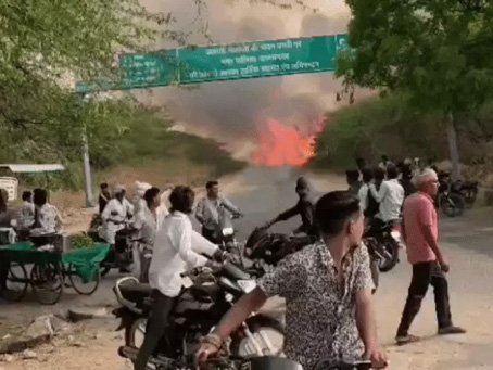 वल्लभनगर के जंगल में भीषण आग, रेलवे स्टेशन तक पहुंचा खतरा