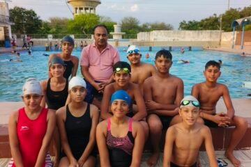 जिला स्तरीय सीनियर तैराकी प्रतियोगिता में स्वामी विवेकानंद तरणताल के तैराकों ने जीते 30 पदक