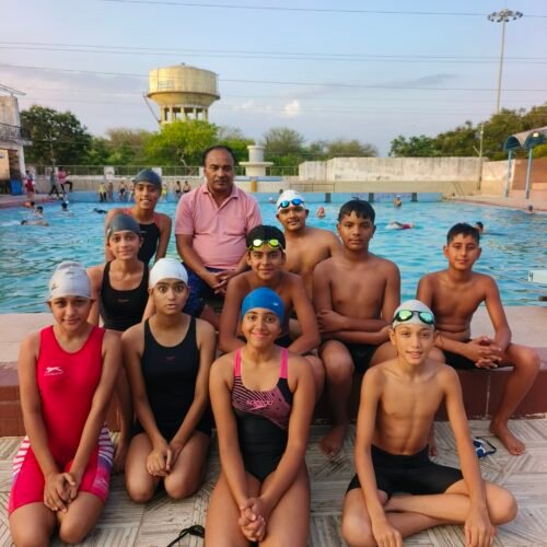 जिला स्तरीय सीनियर तैराकी प्रतियोगिता में स्वामी विवेकानंद तरणताल के तैराकों ने जीते 30 पदक
