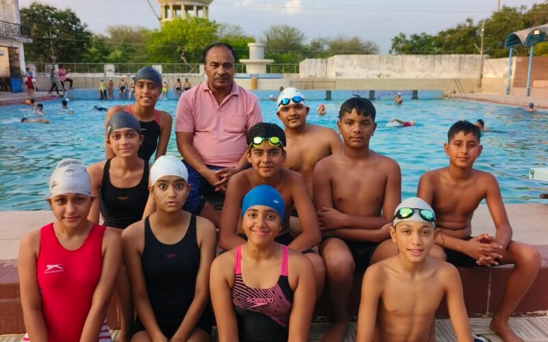 जिला स्तरीय सीनियर तैराकी प्रतियोगिता में पदक जीतने वाले स्वामी विवेकानंद तरणताल के तैराक
