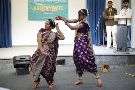 नृत्य, रंग और ऊर्जा से सराबोर रहा “अभिव्यक्ति” महोत्सव का चैथा दिन