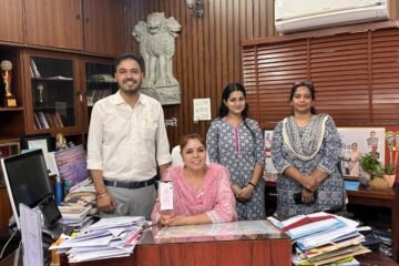 जनप्रतिनिधियों-अधिकारियों ने भरे स्व गणना प्रपत्र