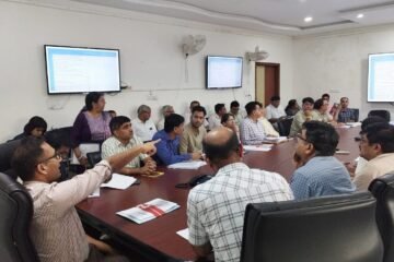 साप्ताहिक समीक्षा बैठक में जिला कलेक्टर की गहन समीक्षा, लंबित प्रकरणों के शीघ्र निस्तारण पर जोर