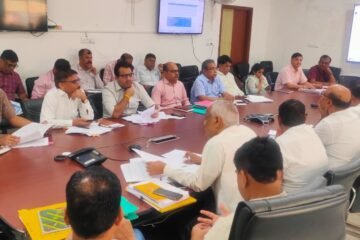 अधिक से अधिक लोगों को फ्लैगशिप योजनाओं से जोड़ कर करें लाभान्वित – एडीएम