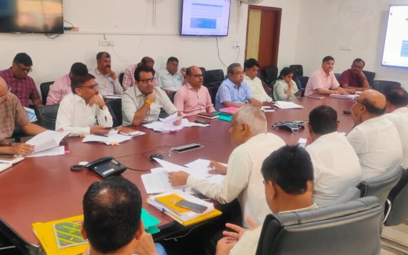 अधिक से अधिक लोगों को फ्लैगशिप योजनाओं से जोड़ कर करें लाभान्वित – एडीएम