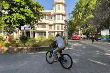 आरएनटी मेडिकल कॉलेज के प्रधानाचार्य एवं नियंत्रक साइकिल चलाकर पहुंचे कॉलेज