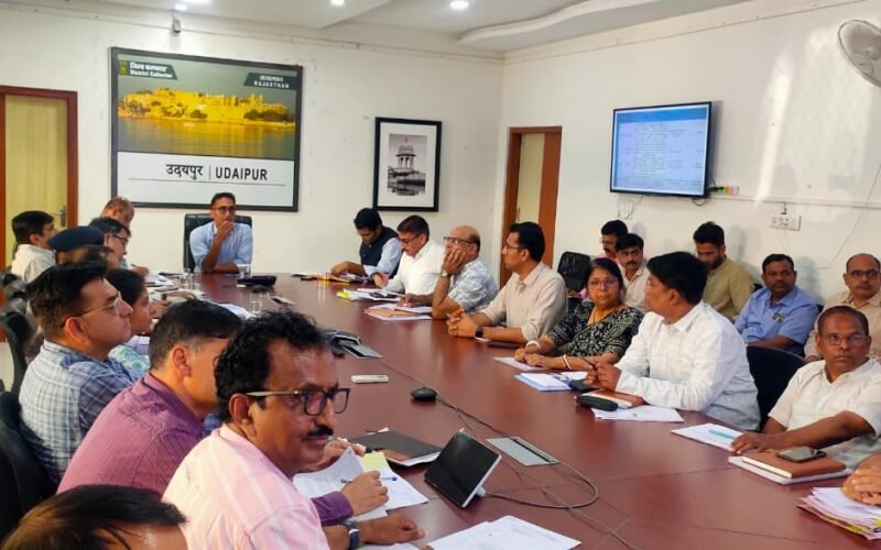 विभाग आपसी समन्वय से काम करते हुए योजनाओं व विकास कार्यों को दें गति – जिला कलक्टर