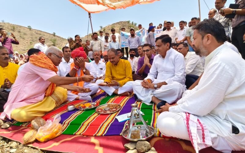 प्रभारी मंत्री हेमंत मीणा ने नांदेश्वर तालाब पर किया जलपूजन, दिलाई जल संरक्षण की शपथ