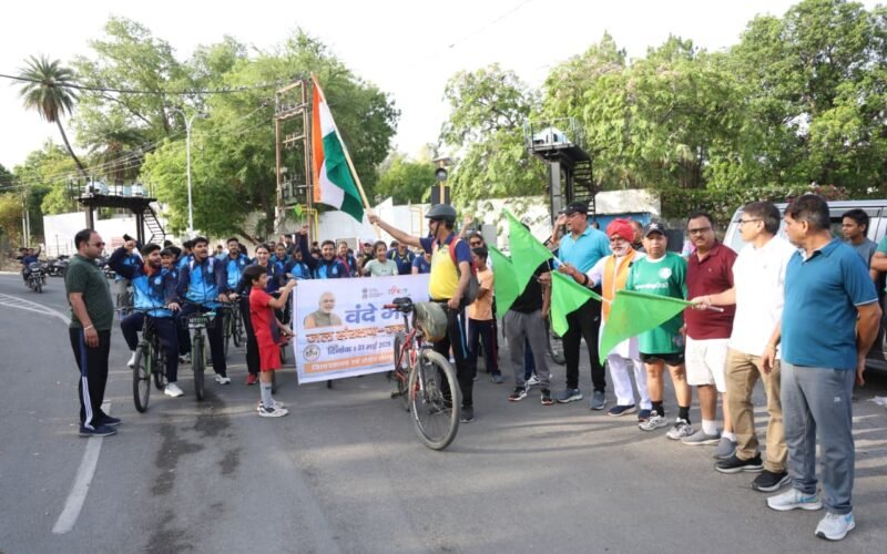 फतहसागर की पाल पर जल संरक्षण जागरूकता के लिए निकाली गई साइकिल रैली में शामिल युवा