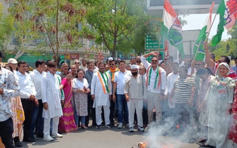 नीट पेपरलीक को लेकर उदयपुर देहात व शहर कांग्रेस ने किया विरोध प्रदर्शन